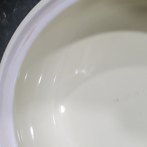 Vintage covered Bean Pot Casserole White and Red - Picture 6 of 6